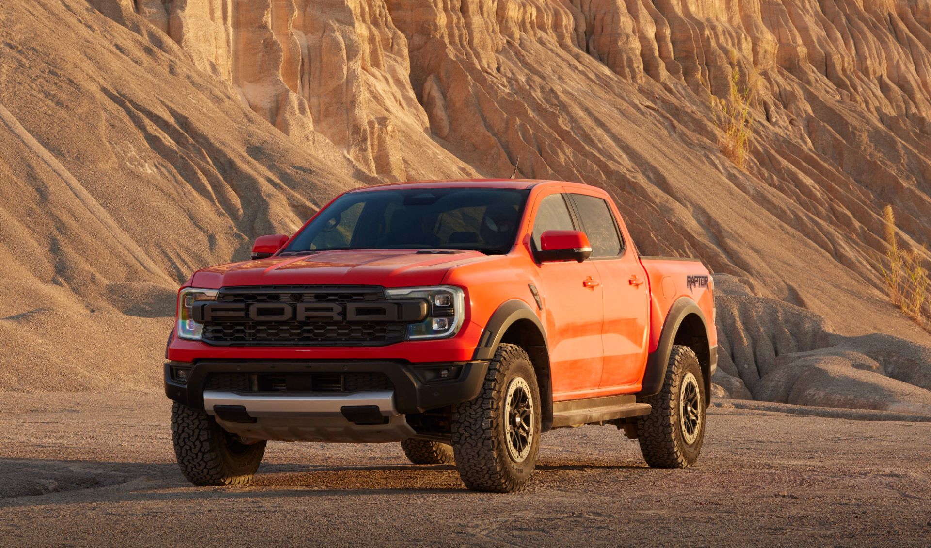 ford ranger raptor vermelha frente parada fora de estrada