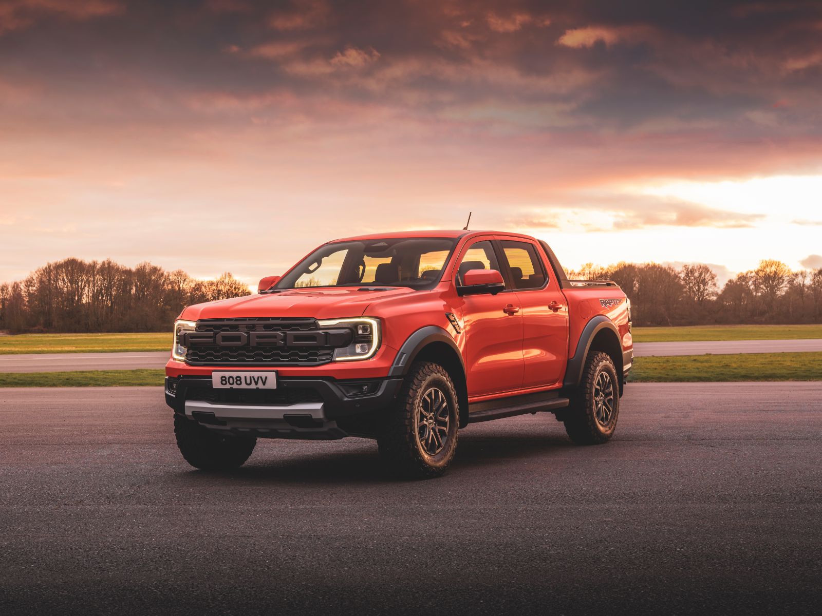 ford ranger raptor vermelha frente parada