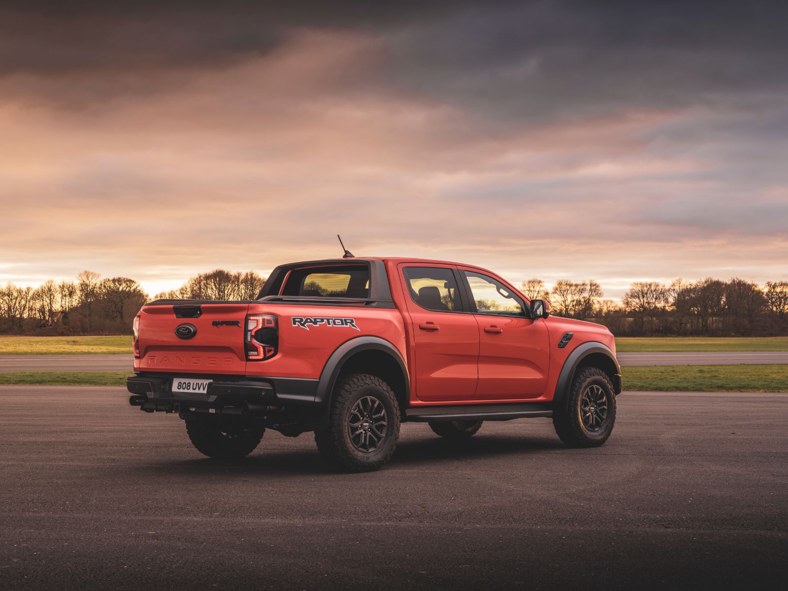 ford ranger raptor vermelha traseira parada