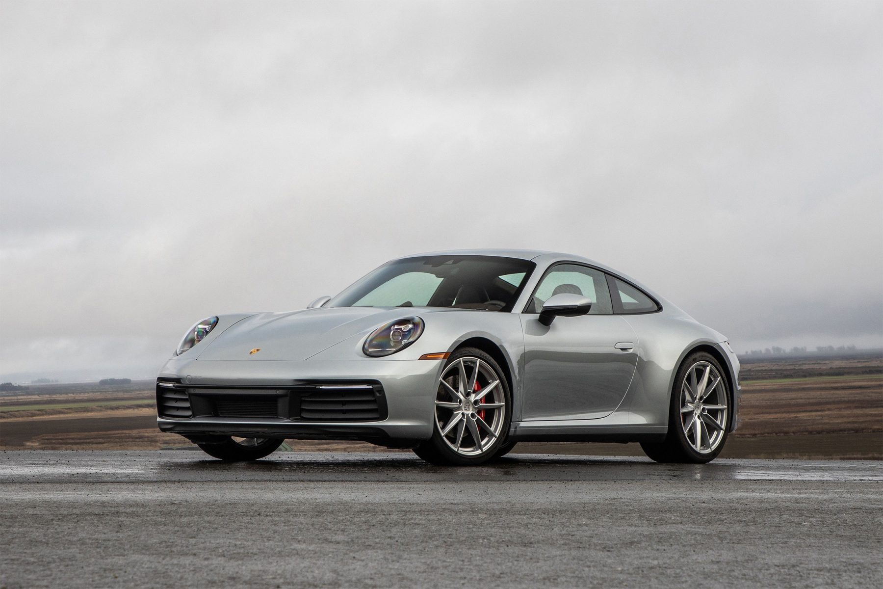 porsche-911-carrera-s-992-prata-de-frente-1800x1200.jpg