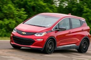 chevrolet bolt vermelho usando tweel da michelin pneu sem ar