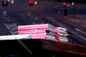 Como comprovar que o motorista é realmente o dono do veículo que infringiu uma lei de trânsito?