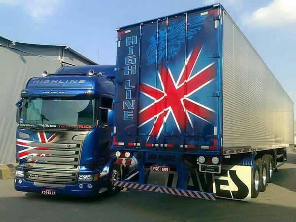 caminhao scania highline com bandeira do reuno unido na carroceria