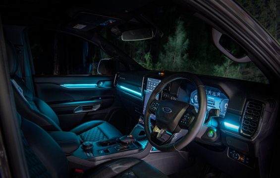 ford everest platinum interior visto de lado com iluminacao colorida