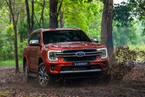ford everest titanium 4wd vermelho frente trilha com lama