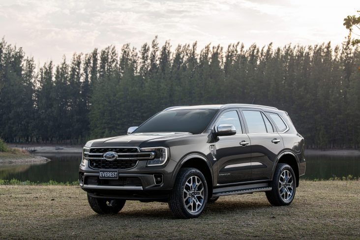 ford everest titanium cinza frente parado campo