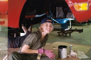 atriz sydney sweeney trabalhano em ford bronco 1969
