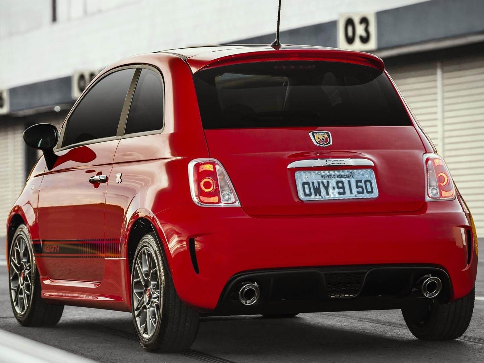 fiat 500 abarth vermelho traseira