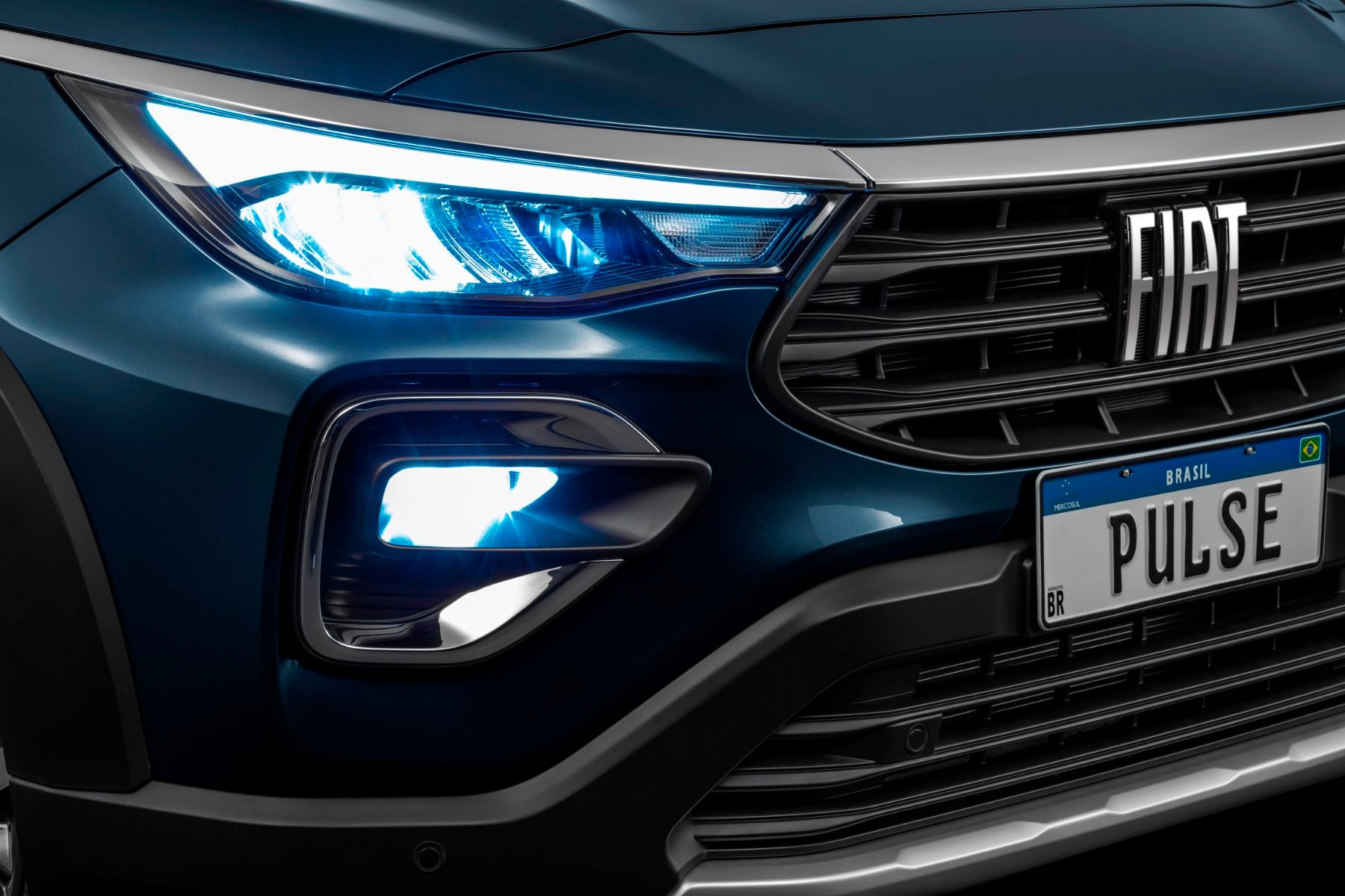 fiat pulse impetus detalhe dianteira com farois full led acesos