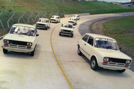 unidades do fiat 147 alcool na pista de testes da fabrica de betim