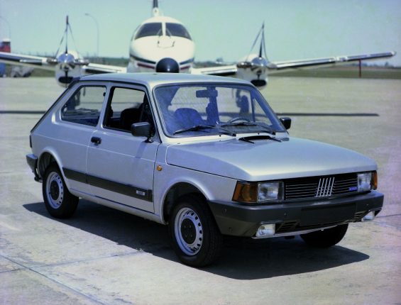 fiat spazio prata de frente com aviao ao fundo