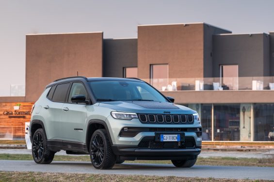 jeep compass 4xe upland cinza de frente