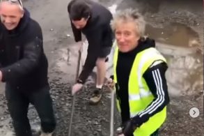rod stewart consertando buracos