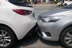 Batidas no para-choque traseiro podem danificar a estrutura do veículo