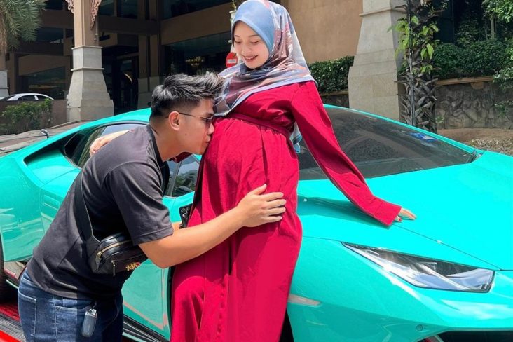 casal malasia esperando bebe lamborghini azul
