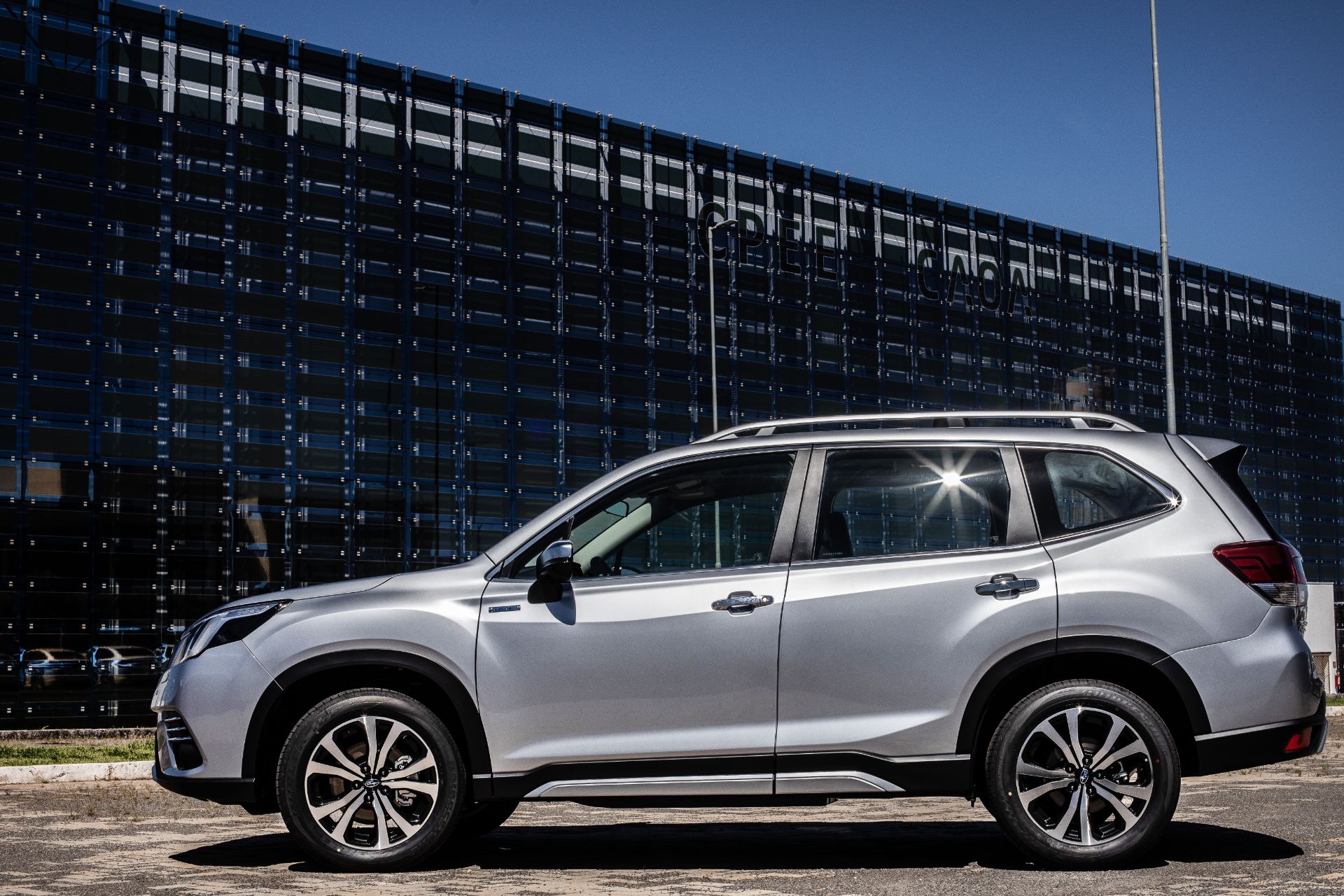 subaru-forester-e-boxer-prata-lateral-parado.jpg