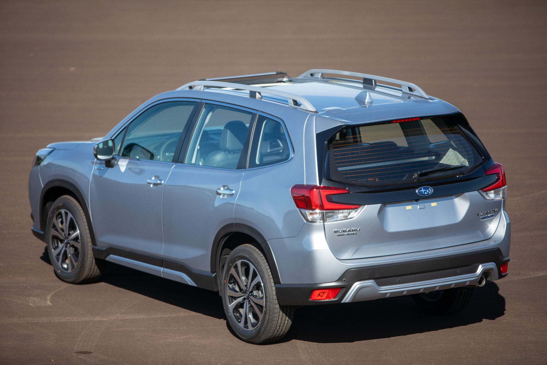 subaru-forester-e-boxer-prata-traseira-visto-de-cima-parado.jpg
