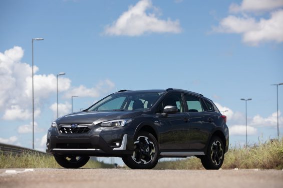 subaru xv e boxer cinza frente parado