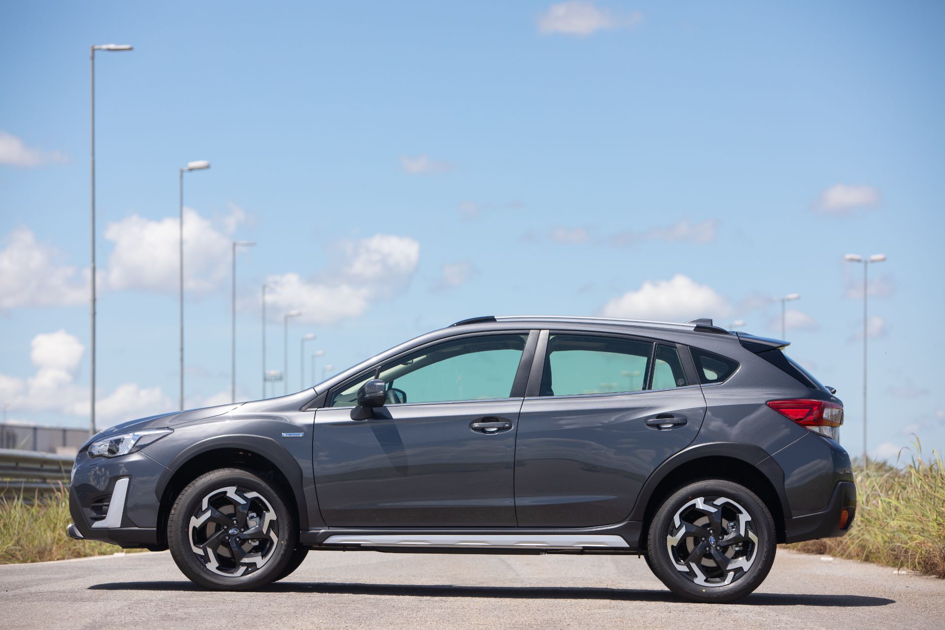 subaru-xv-e-boxer-cinza-lateral-parado.jpg
