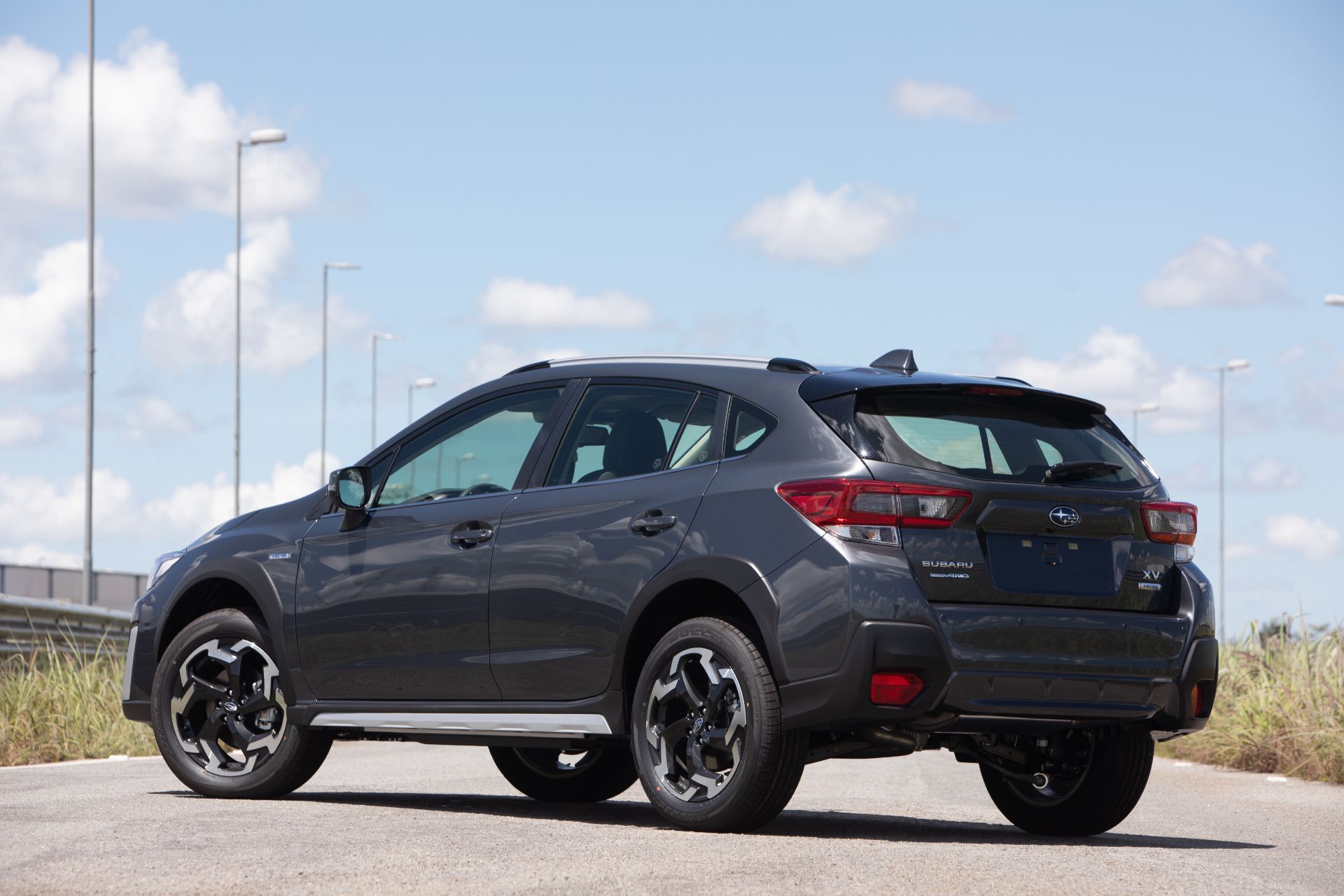subaru-xv-e-boxer-cinza-traseira-parado.jpg