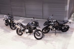 Três motos da BMW agora possuem a linha Triple Black