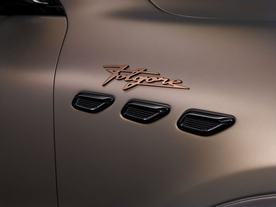 maserati grecale folgore detalhe emblema