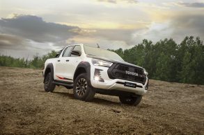 toyota hilux gr s branca frente