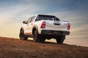toyota hilux gr s branca traseira