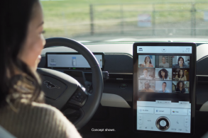 ford mustang mach e sendo usado para videoconferencia