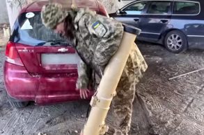 militar da ucrania usa chevrolet aveo para compater tanques russos durante a guerra