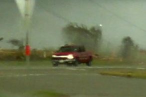 chevrolet silverado vemelha atingida por tornado
