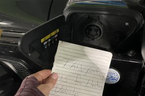 bilhete raivoso para dono de jeep wrangler hibrido que parou em vaga de eletrico
