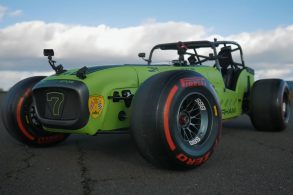 caterham com pneus de formula 1