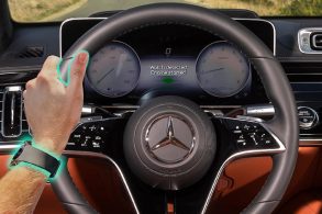 Novo dispositivo da Mercedes facilita dar a partida no carro