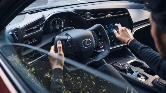 lexus rz 450e interior volante do tipo manche