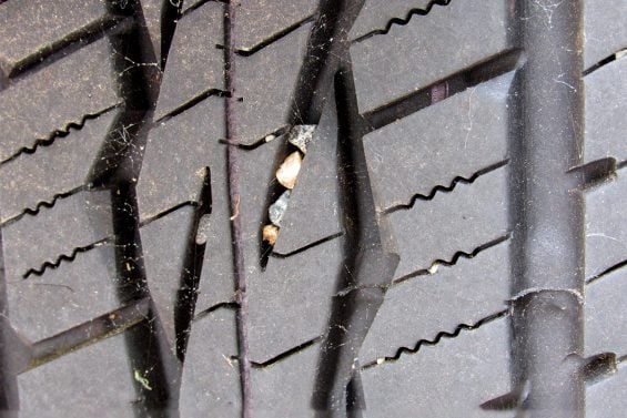 Volante vibrando ou tremendo? Pode ser só uma pedrinha