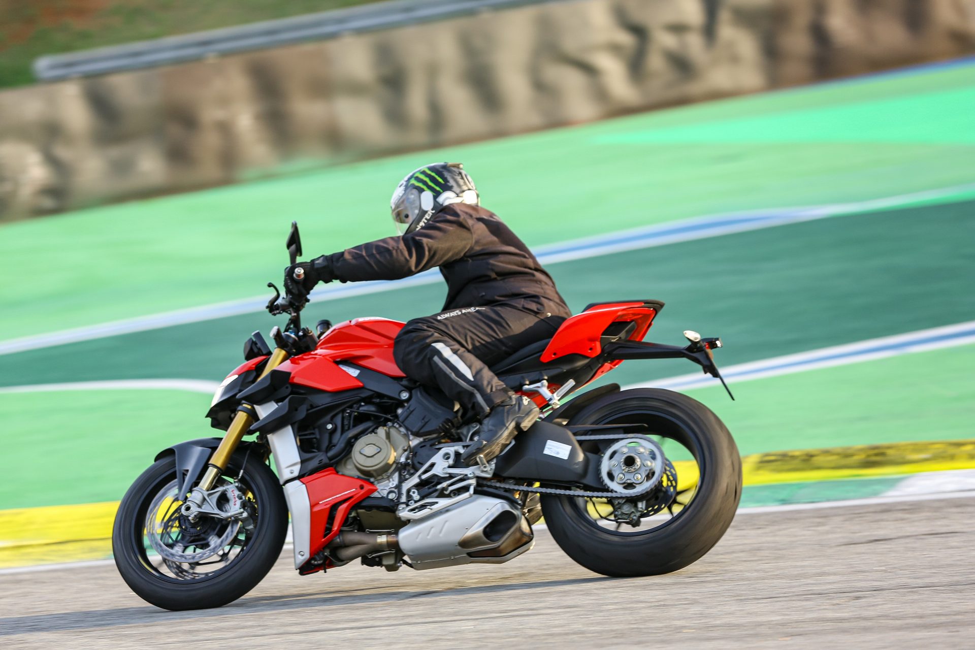 ducati streetfighter v4s 17