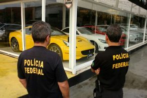 policia federal agentes olhando apra ferrari california amarela