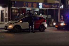 carro autonomo da cruise e parado por viatura da policia nos eua