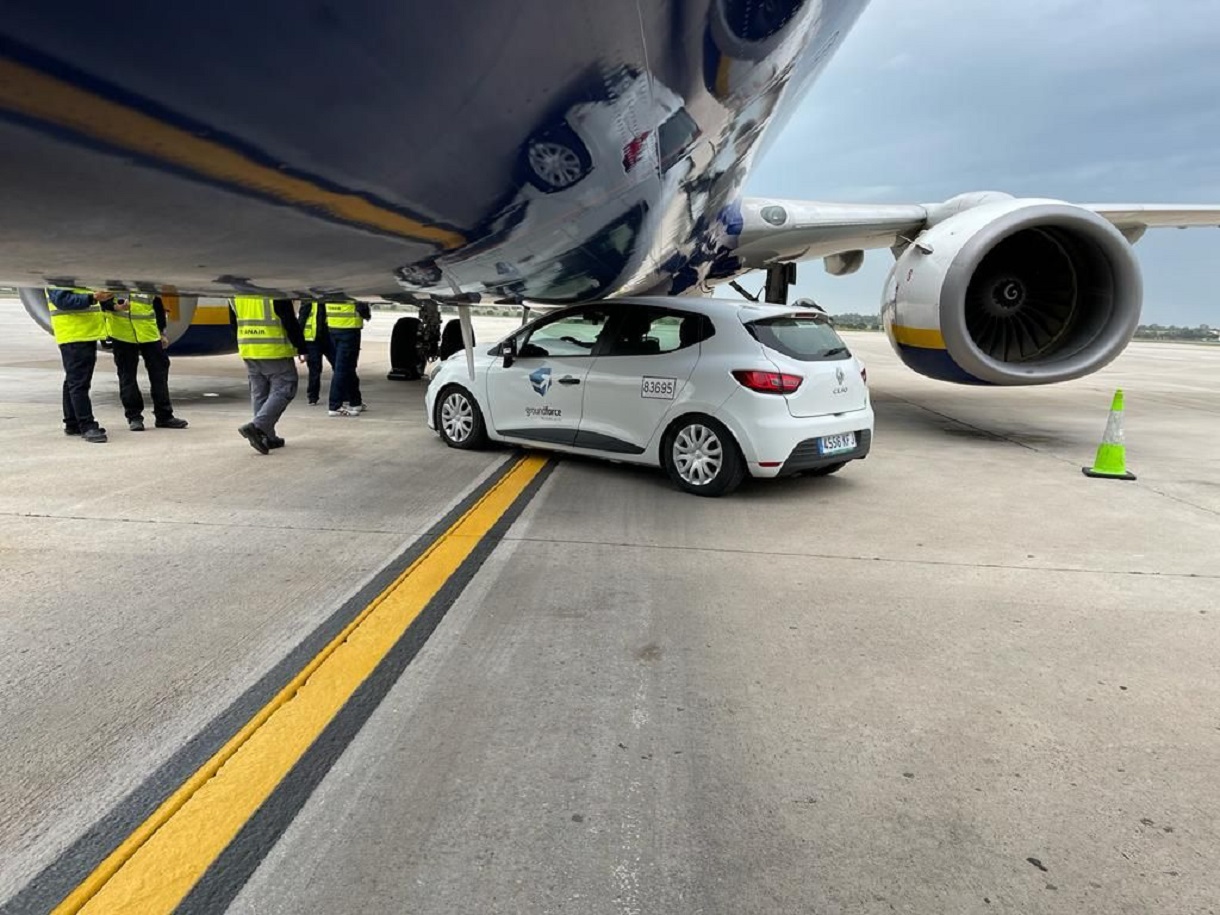 renault clio bate em aviao no aeroporto de alicante espanha foto twitter