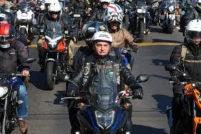 presidente jair bolsonaro em moto usando capacete irregular foto twitter