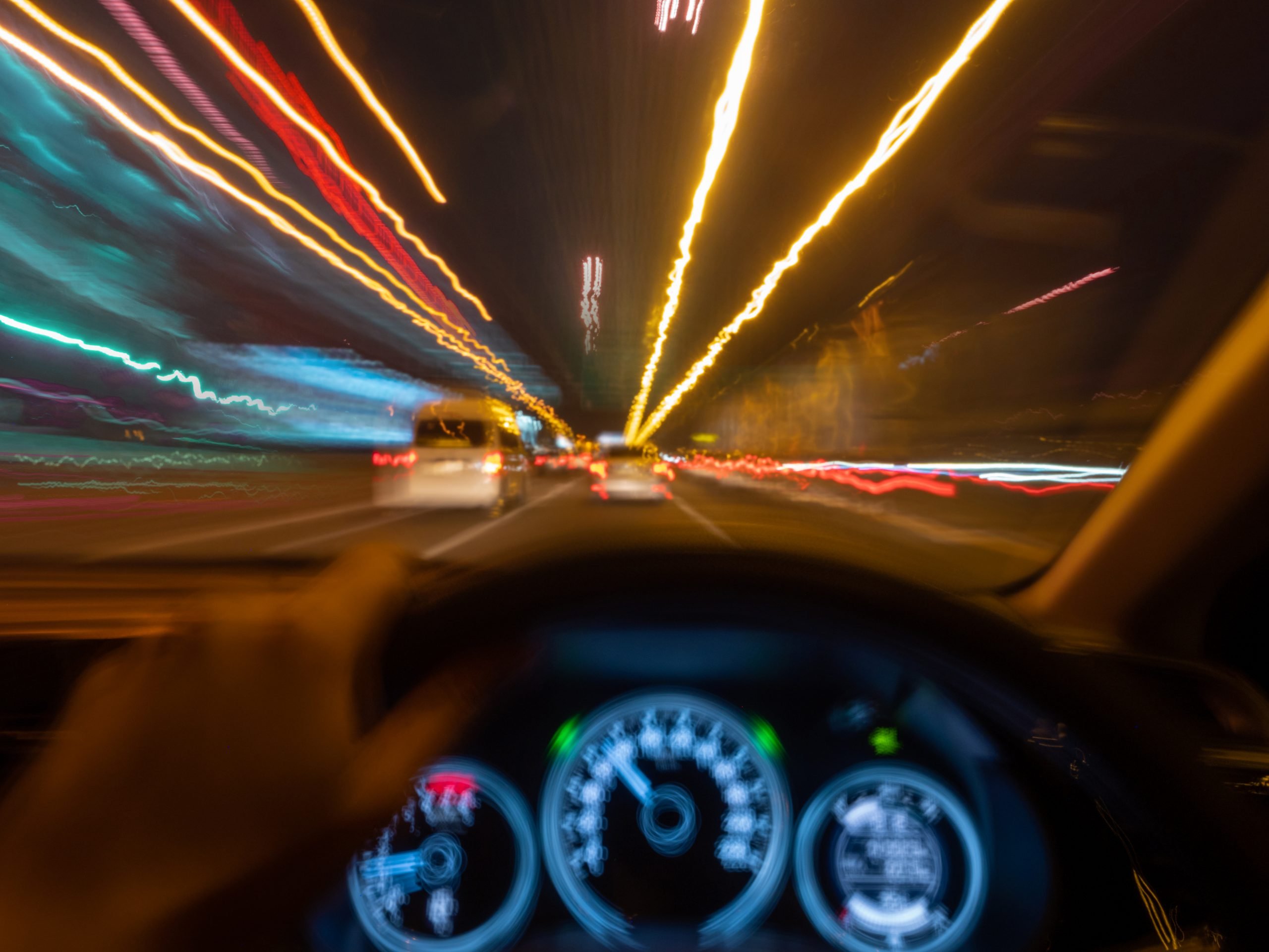 Foto Um carro da polícia dirigindo por uma pista de corrida