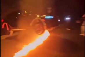 bmw x2 saltando sobre fogo na rua baxter em los angeles imitando video de tesla