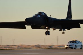 aviao espiao u 2 pousando com auxilio de pontiac g8 gt