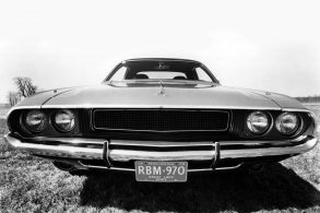 dodge challenger 1970 dianteira foto em preto e branco