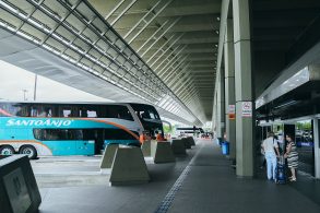 shutterstock termina rodoviario com onibus azul