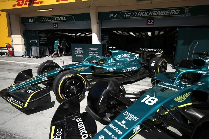 Aston Martin é uma das equipes que precisou retirar parte da pintura para reduzir o peso dos carros na Fórmula 1