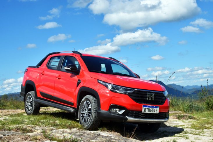 fiat strada ranch vermelha frente parada em local desnivelado