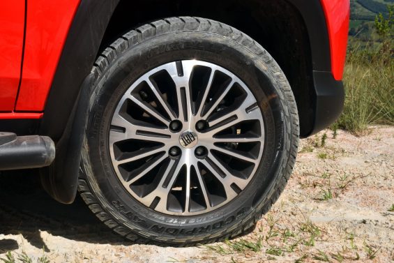 fiat strada ranch vermelha roda calacada com pneus de uso misto