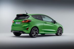ford fiesta st duas portas verde traseira parado foto em estudio